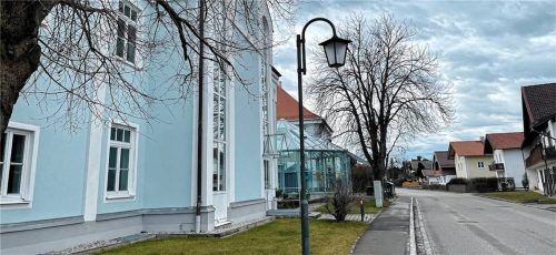 Zahlreiche Fragen zu möglichen Querungshilfen und der Möglichkeit einer Tempo-30-Regelung vor der Grundschule (Bild) hatten die Bürger auf der Versammlung. Foto Kirchner