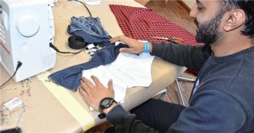 Zaryab Kahn fertigte beim „Make and Create“ einen Halsschutz für Motorradfahrer an. Foto Tamina Hofmann