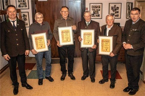 Zeigen ihre Urkunden: (von links) Kassier Johannes Ehberger, Leonhard Schmelzer, Franz Aschauer, Rudolf Posch, Bartholomäus Paul und Vorsitzender Konrad Krichbaumer. Foto RE