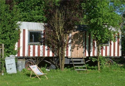 Zirkuswagen sind auch auf dem eigenen Grundstück nicht zwangsläufig erlaubt. Foto IMAGO/Wolfram Weber