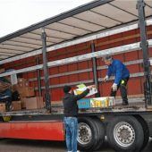 Teppiche und Kleidung: Ein Lastwagen voller Hilfsgüter