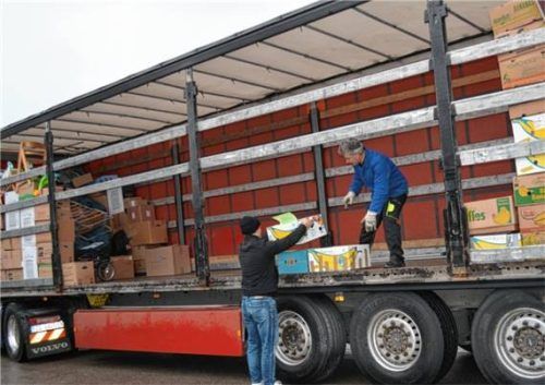 Zu Beginn war noch viel Platz auf dem Lkw, was sich im Laufe des Vormittags änderte.Foto eder