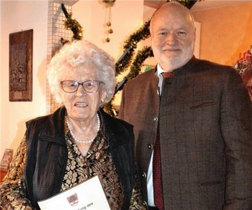 Zu den zahlreichen Gratulanten gesellte sich neben den Vereinsvertretern und Vertretern der Pfarrei Buchbach auch Bürgermeister Thomas Einwang, der die Glückwünsche der Marktgemeinde überbrachte. Foto rampl