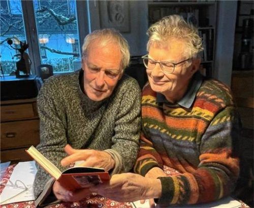 Zu einem Abend mit Texten von Erich Fried und musikalischen Improvisationen laden Bratschist Hariolf Schlichtig (rechts) und August Zirner (Querflöte und Sprecher) ein.Foto kirchner