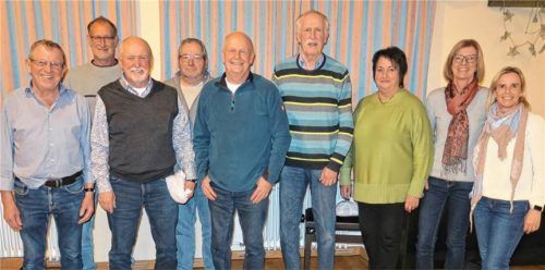 Zum Siegerfoto stellten sich (von links) Spielleiter Anton Stahuber, Franz Josef Ametsbichler, Martin Goretzki, Norbert Menk, Berni Goretzki, Klaus Weiland, Gitti Braun, Dritte Bürgermeisterin Anna Wallner und Organisation Daniela Zelz auf.Foto Baumann