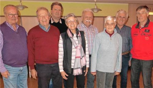 Zum Siegerfoto stellten sich (von links) Spielleiter Josef Davanzo, Wast Kuchler, Stadtrat Rudi Gebhart, Rita Flindt, Peter Tarovski, Traudl Kurz, Andreas Heiss und Hubert Wohlmuth. Foto Baumann
