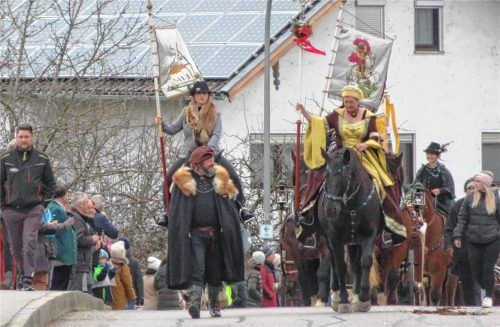 Zum Stephani-Umritt in Erharting kommen immer viele Besucher. Um 14 Uhr setzt sich der Zug am zweiten Weihnachtstag in Bewegung. Foto  Enzinger