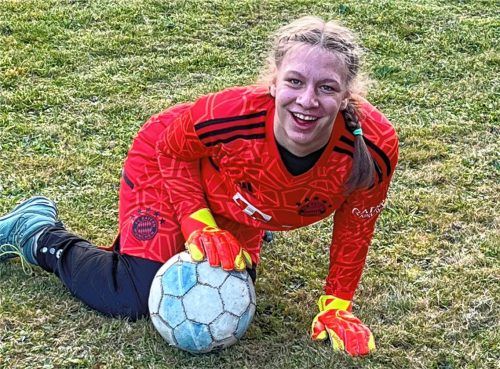 Zupacken wie Manuel Neuer: Elisabeth liebt den FC Bayern und ihre Torwarthandschuhe im Feuerwehr-Look. Fotos re