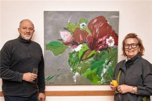 Zur Ausstellung im Mettenheimer Rathaus gratulierte Bürgermeister Josef Eisner der heimischen Künstlerin Elfie Prucker. Ihr Blumenbild ziert derzeit die Wand am Ratssaal im Obergeschoss. Foto Kretschko