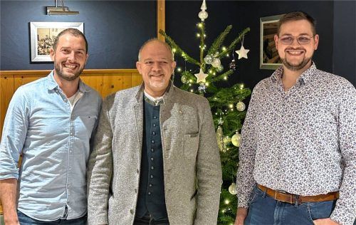 Zusammen für die Zukunft der Gemeinde Mettenheim: Bürgermeister Josef Eisner (Mitte) mit dem Vorsitzenden des Feuerwehrvereins, Hubert Sax (links), und dem Kommandanten der Mettenheimer Wehr, Ralf Schmidt (rechts), zeigen sich zufrieden über das Voranschreiten des gemeinsamen Zukunftsprojektes.“ Foto Gemeinde