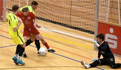 1860 Rosenheims Lucas Gratt taucht hier im Finale gefährlich vor dem Ostermünchner Gehäuse auf.Foto Franz Ruprecht