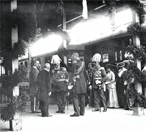 1914: Empfang von König Ludwig III. am Bahnsteig 1 durch den Neumarkter Bürgermeister Franz Einmayr. Foto RE