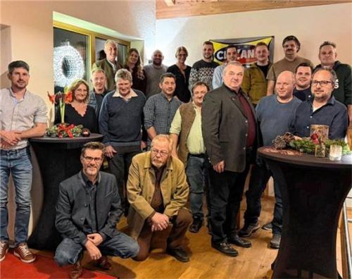 24 Kandidaten stellen sich für die BP Stephanskirchner Liste zur Wahl. Es sind Bürger aus allen Ortsteilen dabei. Vorne links kniend: Bürgermeisterkandidat Karl Mair. Foto re