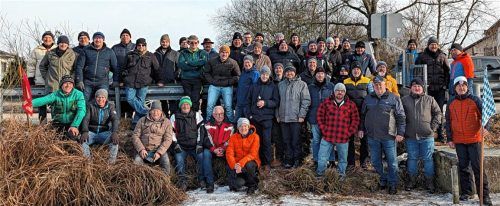 46 Stockschützen trafen sich zum Wettkampf „Alt gegen Jung“ auf dem Hamburger-Weiher. Foto  Fenninger