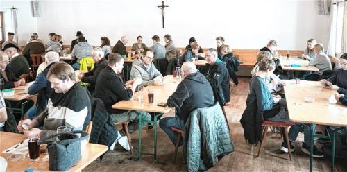 52 Schafkopffreunde kamen zum Preiskarteln ins Priener Trachtenheim. Fotos Hötzelsperger