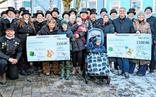 6.000 Euro für zwei Familien. Große Freude brachten die heimischen Kaminkehrer der kleinen Helena (auf dem Arm von Mama Michaela Böhm) und Benedikt Pfanzelt (im Rollstuhl). Einen Teilbetrag überreichten Vertreter der Steuerberatung und Wirtschaftsprüfung Pape & Co. aus Siegsdorf. Foto Hobmaier