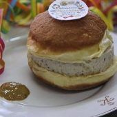 Kein Scherz! Ein Krapfen mit Weißwurst-Füllung