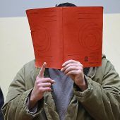 Hier verhöhnt er die Opfer