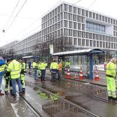 Schock am Tram-Halt: Frau fällt in Loch