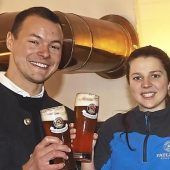 Junger Wirt führt Paulaner Bräuhaus