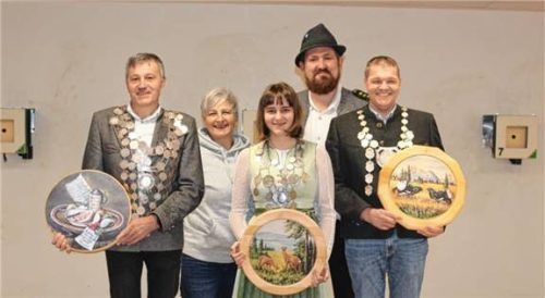 Ehrende und Geehrte: (von links) Josef Strasser (Zimmerstutzen), Jugendleiterin Luise Schwarz, Ida Riemer (Jugend), Schützenmeister Markus Kopp und Ludwig Huber (Luftpistole). Foto feiler