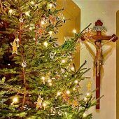 Christbaum und Kreuz mit tiefer Botschaft