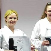 Zwei junge Schwarzgurtträgerinnen