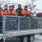 Erlstätter Feuerwehr sammelt 50 Christbäume ein