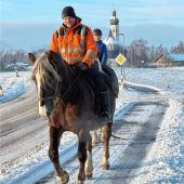 Ross und Reiter genießen Winteridylle