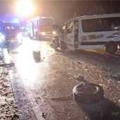 Schneeglätte auf der B15: Kleinbus rutscht in entgegenkommenden Lkw