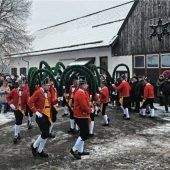 Geselliger Start ins neue Jahr auf dem Pullacher Dorfplatz