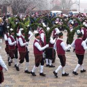 Schäffler locken viele Besucher auf Rathausplatz