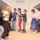 Schüler tanzen auf der Grünen Woche Kuckuckspolka