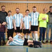 Erstes Hallenfußballturnier der Stiftung Attl: Zehn Teams kämpfen um die Pokale
