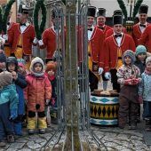 Die Schäffler zu Gast bei den „kleinen Strolchen“ in Kolbermoor