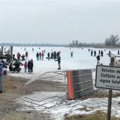 Eis aufdem Chiemseelockt Ausflügler