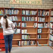 15.000 Bücher ziehen über die Straße: Pfarrbücherei Haag ist jetzt Gemeindebücherei
