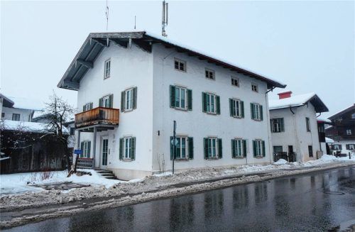 Abgelehnt wurde ein Antrag auf Vorbescheid auf Neubau von zwei Mehrfamilienhäusern auf dem Grundstück dieser beiden ehemaligen Gebäude der Bayerischen Grenzpolizei an der Dorfstraße. Foto  Hauser