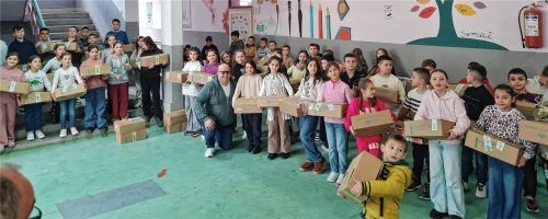 Alexander Wolff aus Bad Aibling (Mitte) war persönlich in Nordmazedonien, um die Geschenke zu übergeben. Foto Privat