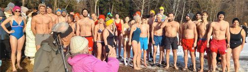 Alle 52 Schwimmer vor dem ersten Eiswasserbad im Weitsee. Fotos Unterforsthuber