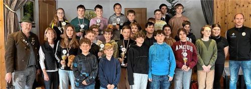 Alle Beteiligten des Pokalschießens auf dem Gruppenbild. Foto re
