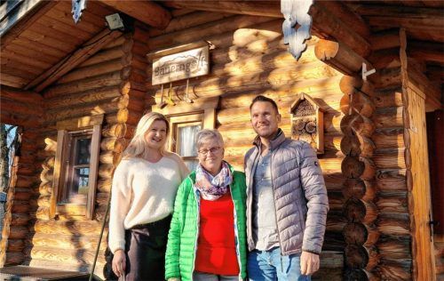 Alle sind sie glücklich: (von links) Magdalena Linhuber, Sophie Spöck und Sandro Linhuber. Foto Mischner