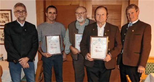 Als letzte Amtshandlung ehrten der Vorsitzende Lorenz Müllauer (rechts) und sein Stellvertreter Josef Stadler (links) die langjährigen Mitglieder (von rechts) Martin Hofer, Franz Gasteiger und Christian Grad.Foto Strim