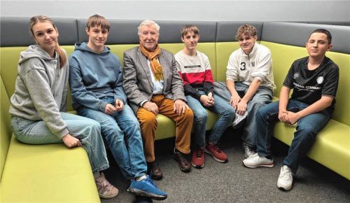 Alt-Bürgermeister und Stiftungsinhaber Franz X. Heinritzi beim Probesitzen. Foto re