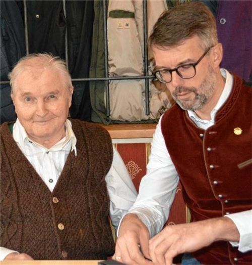 Altbürgermeister Raimund Schupfner (links) wurde für sein 41-jähriges Engagement von Bürgermeister Stefan Kattari mit der Ehrennadel ausgezeichnet. Foto Eder