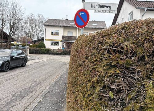 Am Dahlienweg in Bad Aibling soll in diesem Jahr ein knappes Dutzend Verkehrsschilder entfernt werden. Foto Kotter