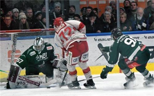 Am Ende war Christopher Kolarz Sieger, hier bei einem der Alleingänge von Landshuts Trevor Gooch.Foto Hans-Jürgen Ziegler