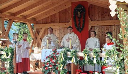 Am festlich geschmückten Altar: Bruno Bibinger, Richard Basta und Marion Höher (von links).