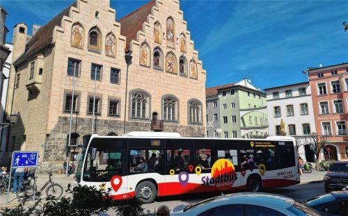 Am Marienplatz hält seit Längerem der Bus. Auf Bushäuschen warten die Bürger allerdings bislang vergebens.Foto Rieger