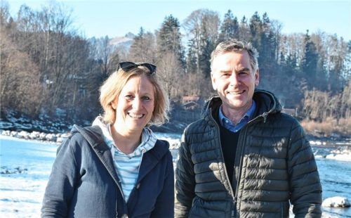 An der Ache präsentieren sich (von links) Vorsitzende Elisabeth Keihl und Verwaltungsratsvorsitzender Andreas Scheck von der „Achtental Tourismus gKU“. Foto  Wunderlich